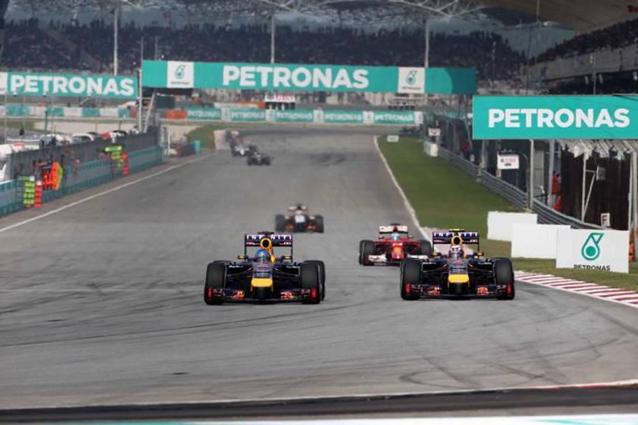 Vettel sorpassa Ricciardo nella battaglia iniziale. LaPresse